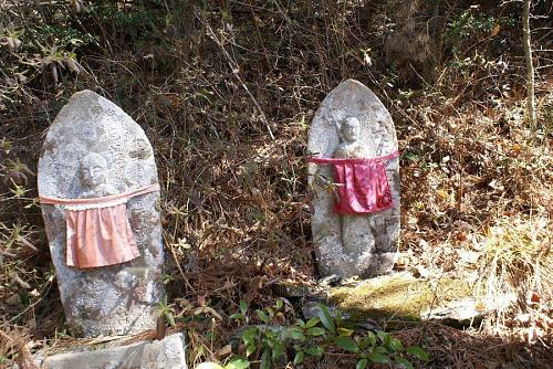 焼山寺に向かう細い山道では魅力ある野仏に出会えます。