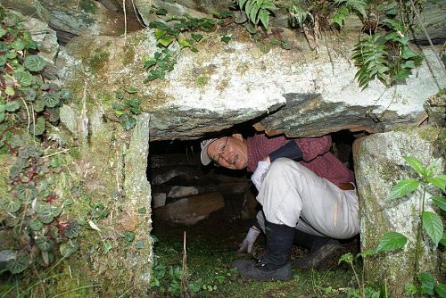 神山の指定文化財石風呂。