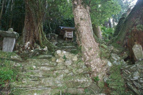 石風呂の横の祠。