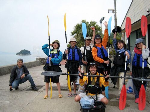 ひとり寂しく・・・。（不本意ながら）意気軒昂な勇士たちの脇に、少し離れて写真に入らせてもらいました（笑）　問題の左膝ですが、これ以上曲げられません・・・。無念千万！残念至極！