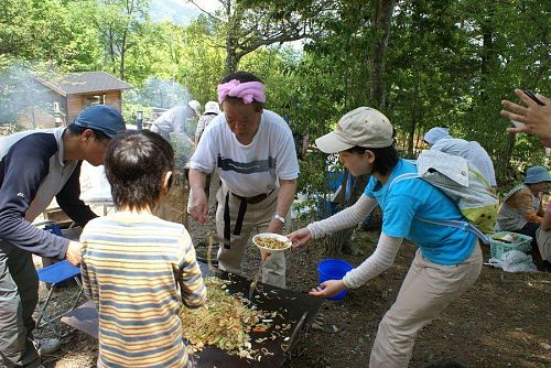 ワラビ採りのあとは楽しい昼食です。