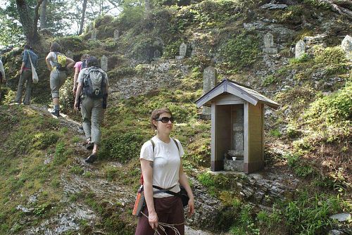 山頂付近の岩肌の野仏もいい雰囲気です。