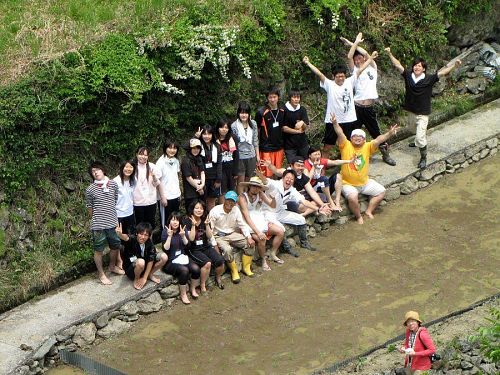 「やったぁ・・・！」とみんなで記念撮影。一人離れて写っているのは朝日新聞徳島支局の花房記者。