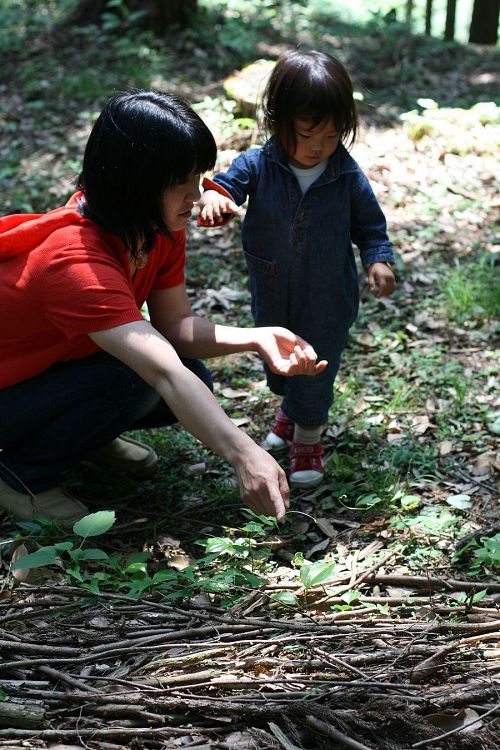 おかあさんと一緒に、自然とアートに親しむ・・・。（写真提供：玉利康延氏）