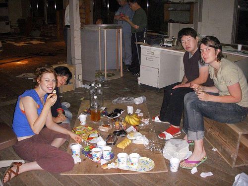 びっくりするほどの、差し入れ！　エマが一言。。。「Our salary was paid by food!!!」