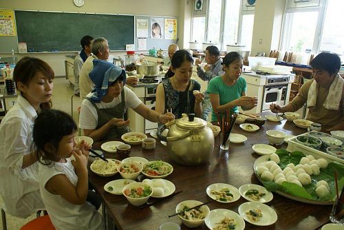 改善センターの調理室での食事。