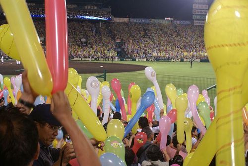 七回の恒例の風船飛ばし・・・。