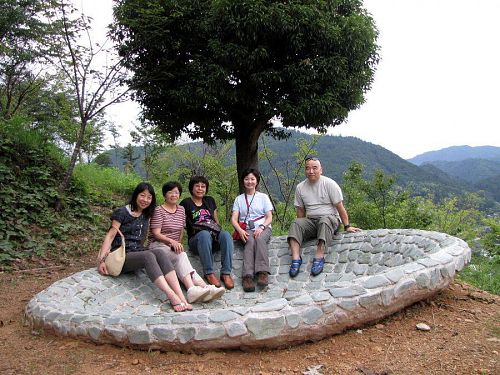 カリンの作品の中で、森林混浴（笑）を楽しむ皆さん。もちろん、この後は本物の神山温泉へ。（ただし、こちらは混浴ではありません・・・（笑））