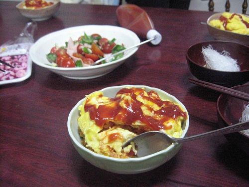 本日の晩ご飯。工藤さんからもらったバジルでトマトサラダ付き。豪華！！