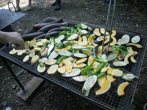 大量の野菜！！このほかにもおにぎりを用意していただいたり、焼きそばを作って食べたりと・・・お腹いっぱいたべました。森の中で皆で食べるご飯は格別ですね