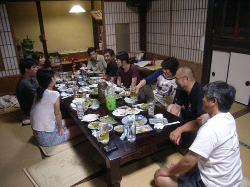 幸福家にて。次々とメンバーが増え、話も弾む。料理も本当においしく、特に焼き鳥は絶品でした！！杉本さん、ありがとうございました！