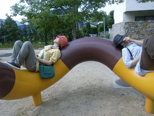 『プレイスカルプチャー』で横になってます。公園内でかなりリラックスしてる・・・（笑）