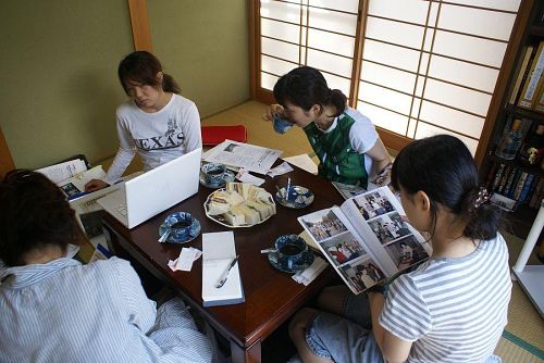 資料や写真でＫＡＩＲの１０年の歩みを学習。