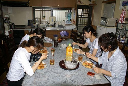 昼食は特大ピザを焼いてあげました。彼女たち大感激！