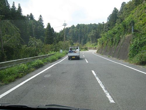 荷台に載せたゴミ袋が飛散しないよう要員も万全に、すっかりキレイなった道路を駆け抜ける。まさに「Freude am Fahren 駆け抜ける喜び」