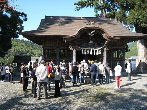 昨年11月、KAIR2008のアートツアーで訪れた八幡神社。神を敬う心を表現したカレンさんの蔓の作品が印象的でした。