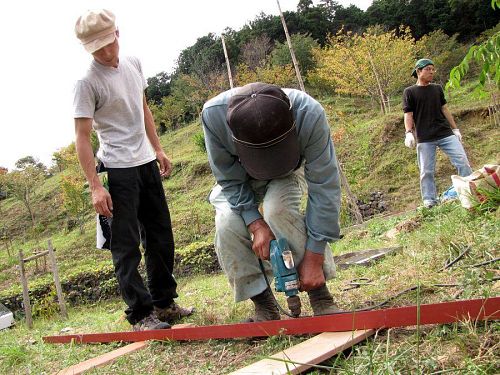 昔取った杵柄。幾つになっても切れは抜群！匠の技を披露する東谷師匠と、サポートの手島さん。この人は、とにかくよう動く！