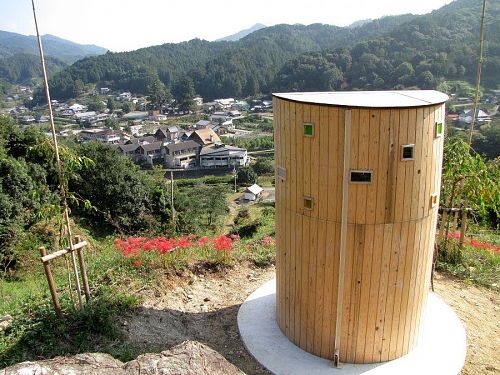 こんな感じにうまく収まりました。下界に見えるのが神山温泉とホテル。これ以上は望めないようなロケーションでしょ。（翌24日撮影）