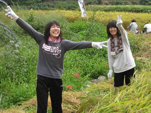 こちら二人は香川県から来てくれました。。鎌持ってピースサインをしております笑