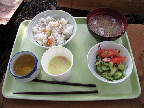 元気の出る二汁一菜。どんぶり一杯の栗ご飯、冬瓜のスープ、カボチャのスープに、キュウリの酢の物。山と畑の幸の直行便です。