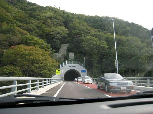 ｢あの狭い所を通るから、自分で運転して神山には行きたくない！｣　町外の女性ドライバーからよく耳にした言葉でした。でも、もう安心してお越しいただけます。ただし、勾配もカーブも急なので、スピードの出し過ぎには要注意です！