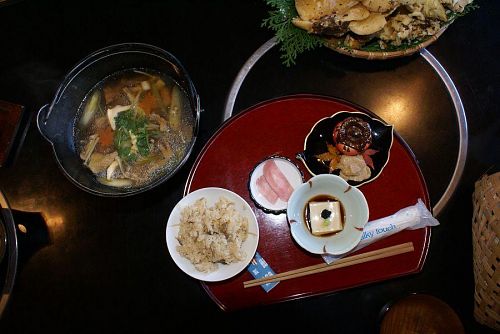 収穫したキノコを使っての日本料理。