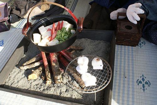 囲炉裏で焼いているお餅も綿で作ってあるのですが本物そっくりです。