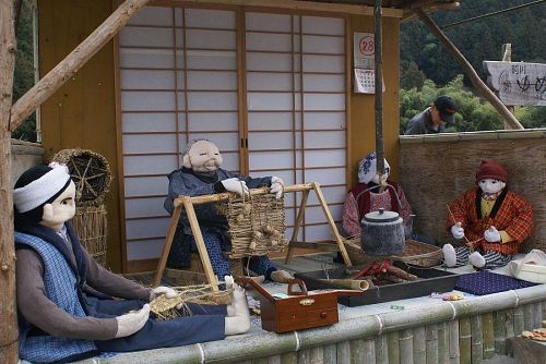 冬場の作業をする案山子たち。