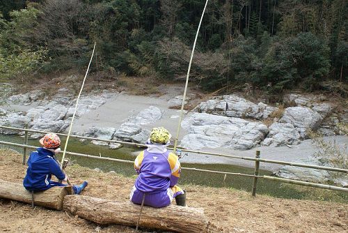 鮎喰川に釣り糸を垂らしている案山子。