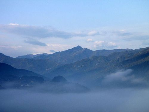 秀麗な姿を見せる信仰の山「東宮山」（とうぐうさん・1,091ｍ）。2010年２月10日08：54撮影