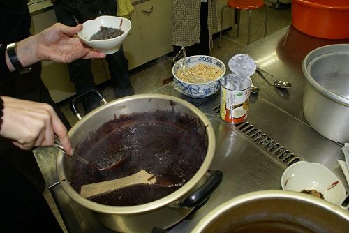 赤米を餡子風に煮詰めたもの。