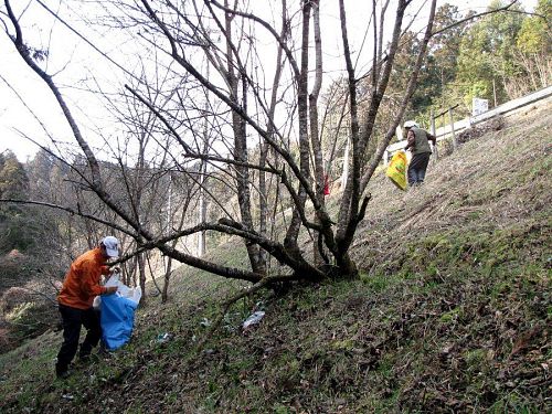 やけに目立つゴミ袋と思いきや！？還暦（赤）のちょっと手前のオレンジ、ニコライさんのお洋服（笑）