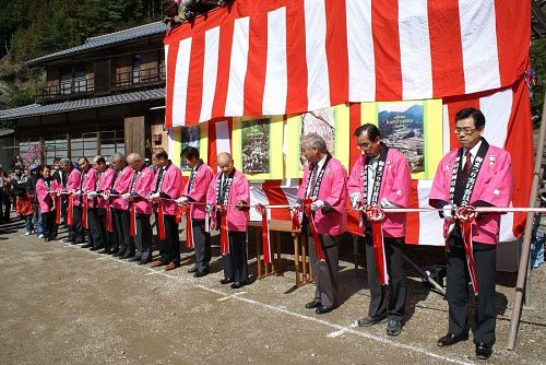 来賓たちによるテープカットで開会式典が始まります。