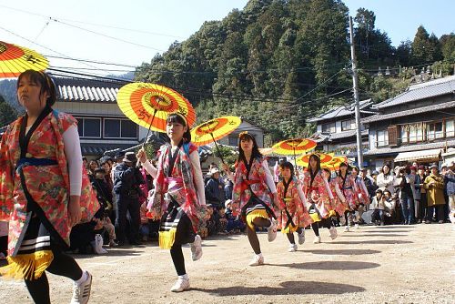 これも伝統芸能の傘おどり。