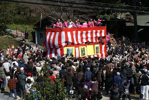 恒例のもち投げです。