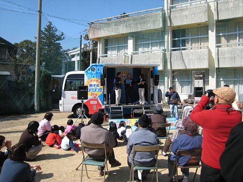 前回の風景。風は冷たかったですが、晴天でした。（下分小学校グラウンド・2008年２月20日）