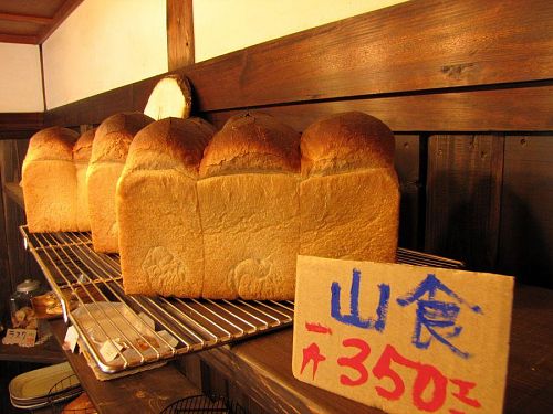 これまた圧倒的！山食パン。ふすまや胚芽等を取らず小麦の粒を粉砕した｢全粒粉入り山食｣もある。