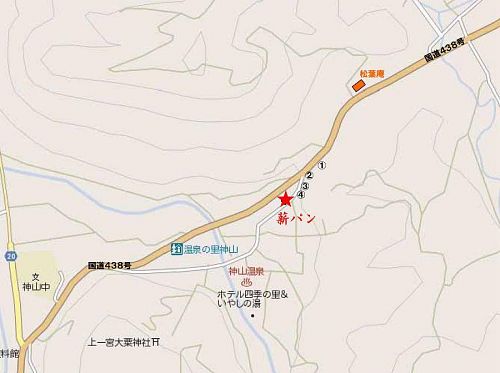 徳島市方面から国道438号茶房「松葉庵」を通過し、約200ｍの所を神山温泉方向へ緩やかに右折。（狭い旧道を）約50m進んだ右側のトタン葺きの民家です。駐車場はありません。他の車両の通過に支障のないように、ご注意ください。