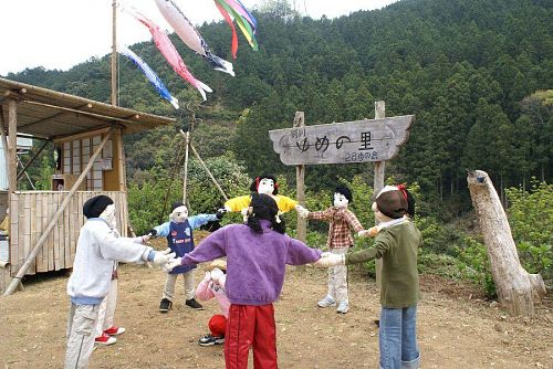 外では子どもたちが「かごめかごめ」の遊びに興じています。