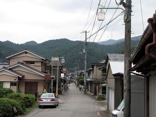 町の裏側を通過するバイパス沿いにある「道の駅」の喧騒とは別世界。人の往来も車の通行もめっきりと少なくなった上角商店街。撮影は平成21年（2009年）８月30日。