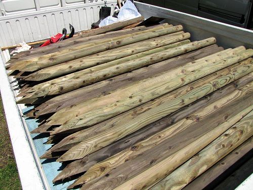 木製の杭（1.5メートル）を一箇所当りに４本で、合計80本。