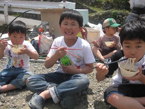 素麺を食べるちびっ子。