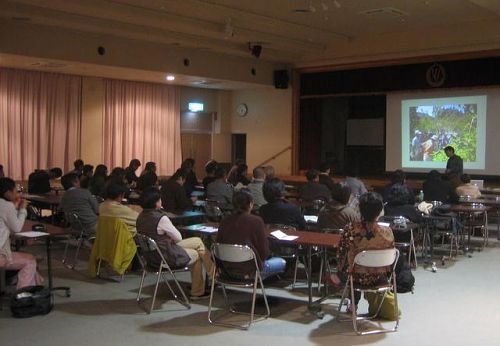 写真は、昨年実施したパーマカルチャー講演の様子。