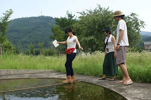 アタードの黄金螺旋池の作品を綱渡り・・・。