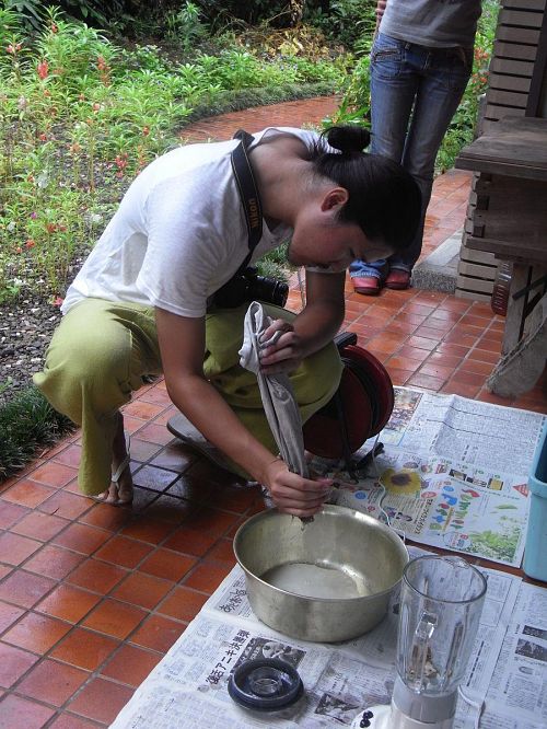 豆汁を搾り出す