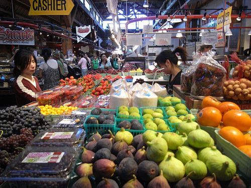 巨大マーケットの中は珍しい果物や野菜を始め、魚介類、パン類、スパイス、洋菓子、チーズ、などなど。ちょっとお高いけど、バンクーバー内の一番の品ぞろえ