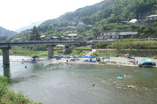 鮎喰川は遊泳に最適な場所です。市内からも近距離にありますし・・・。