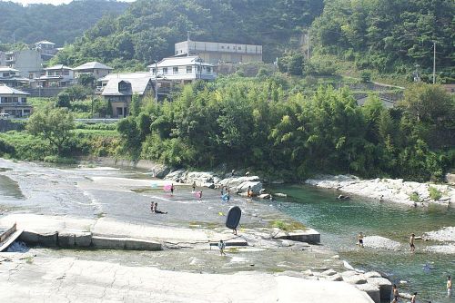 南岸に農業用水の引き込み水路があって水難事故の発生があります。