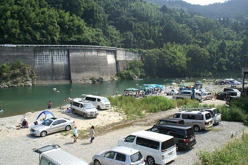 あまりにも多くの人で駐車場も満杯。