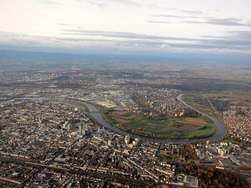 フランクフルト国際空港着陸前、オッフェンバッハ上空を通過中。蛇行して流れるのはマイン川(ライン川の支流、。（2010年11月4日15:26CET）